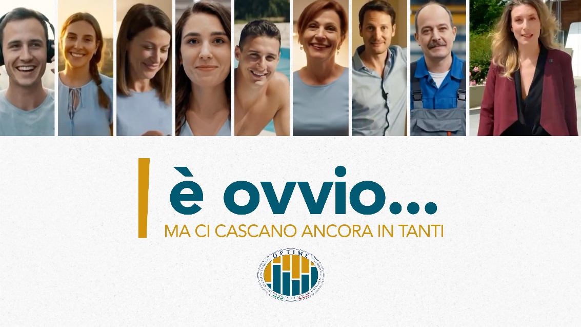 Immagine che contiene Viso umano, sorriso, vestiti, testo  Il contenuto generato dall'IA potrebbe non essere corretto.